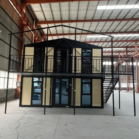 Conteneur maison de 32 m² deux étages Fenêtre en baie et balcon.